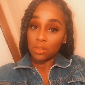 Meet your Posher, Tia